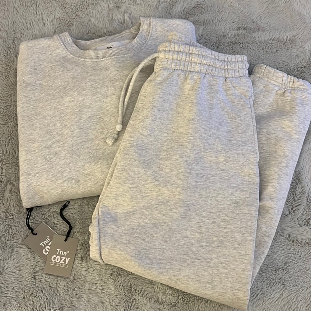 NWOT Aritzia TNA sweatsuit. Boyfriend fit
